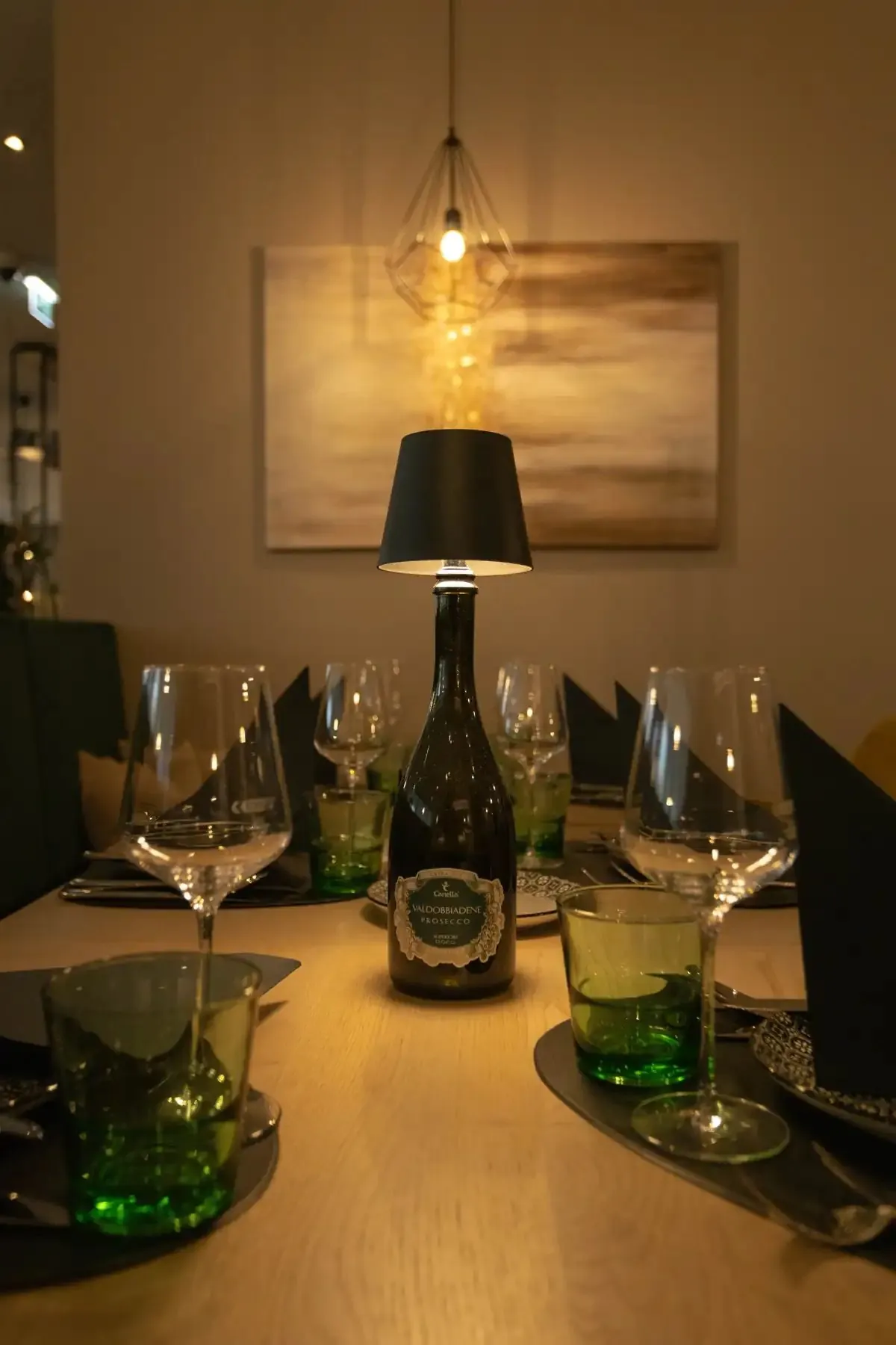 Gedeckter Tisch am Abend